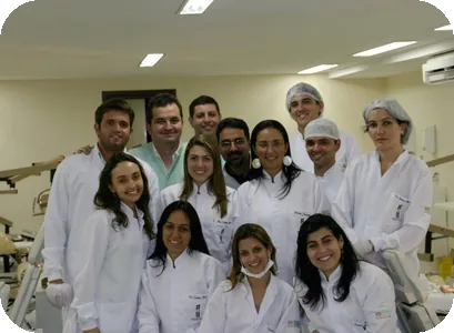 Foto de turma da especialização em Endodontia na clínica
