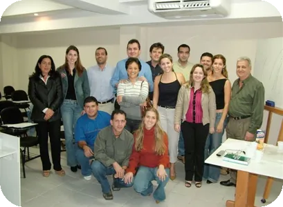 Foto de turma da especialização em Endodontia reunida no laboratório